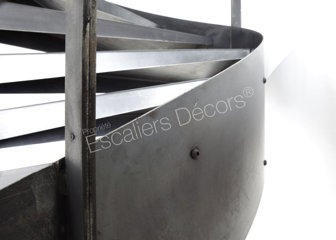 Photo SH25 - Delta Loft colimaçon contemporain avec limon. Escalier métallique hélicoïdal au design épuré et moderne pour une décoration industrielle. Vue 3